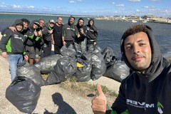 L’ASD Il Faro Maver di Cerignola a pesca di rifiuti a Margherita di Savoia