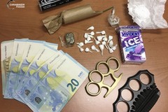 Cocaina e tirapugni nel borsello, arrestato 20enne di Manfredonia