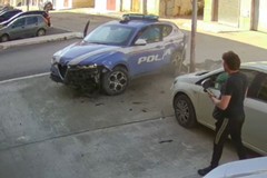 Via Torino, inseguimento della polizia: volante contro il marciapiede
