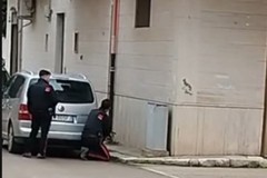 Quartiere sotto assedio a Cerignola: uomo barricato in casa