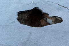 Voragine si apre a centro strada in viale Di Vittorio a Cerignola