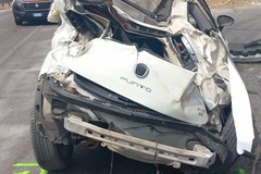 Incidente sulla SS16, auto distrutta dopo il ribaltamento: conducente soccorso d’urgenza