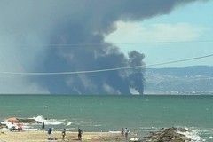 Incendio a Manfredonia, fumo visibile da Cerignola