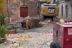 Cominciati i lavori di demolizione del palazzo Campaniello in Via Don Minzoni a Cerignola
