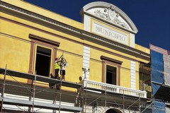 La facciata principale di Palazzo Carmelo torna ai suoi colori originali