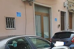 Pass per disabili affissi davanti ad una casa a Cerignola