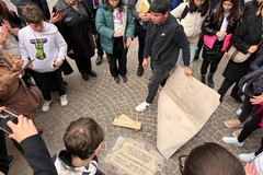 Scoperte le nuove pietre d'inciampo in piazza della Repubblica a Cerignola