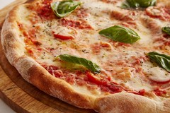 Flavio Briatore e la pizza Margherita che costa 15 euro: cosa ne pensano i ristoratori di Cerignola