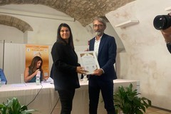 L'assessora Aurelia Tonti premia l’imprenditore agricolo Vito Merra di Cerignola