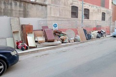 Un uomo trasforma la via in una discarica a Cerignola: segnalato e multato