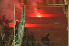 Ultras lanciano petardi e lacrimogeni allo Stadio Zaccheria di Foggia