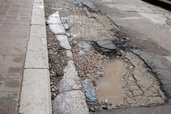 Via Trieste, strada dissestata nel centro di Cerignola: le segnalazioni dei cittadini