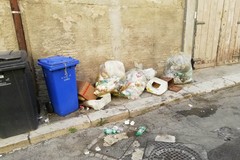 Immondizia e rifiuti ingombranti in Via Don  Giuseppe Morosini, a due passi dal Mercadante a Cerignola