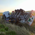 Si ribalta un camion contenente azoto liquido, gli agenti della Polstrada di Cerignola liberano il conducente dalle lamiere