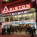 Protesta dei fieristi davanti all’entrata del teatro Ariston a Sanremo