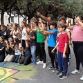 In strada per imparare l’arte dei madonnari: gli alunni della scuola “Giovanni Paolo I” di Stornara riempiono il corso cittadino