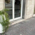 Vetrina infranta al Bar Reale di Cerignola: atto vandalico nella notte
