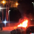 Furgone incendiato nella notte in via Adamello