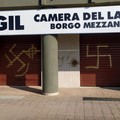 Scritte inneggianti al nazifascismo nella sede CGIL di Borgo Mezzanone