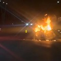 Paura in via Generale Dalla Chiesa: auto in fiamme