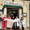 La Farmacia Lezzi dona camici e mascherine