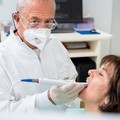 Gengive sane, i segnali da riconoscere: cosa dice il dentista a Varese sulla prevenzione e quando è il momento di un controllo