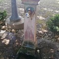 Fontanella rotta in villa comunale a Cerignola: il vialetto diventa un pantano