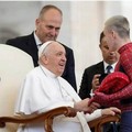 Papa Francesco saluta Francesco Tarantino, lo Spiderman di Carapelle