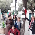 Decori ad uncinetto per strada a Stornarella: modello di cittadinanza virtuosa
