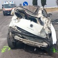Incidente sulla SS16, auto distrutta dopo il ribaltamento: conducente soccorso d’urgenza