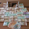 Una pistola e 447 mila euro in contanti nascoste nell'intercapedine di una parete