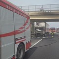 Tir dell'Ecodaunia di Cerignola in fiamme sull’A14 tra Molfetta e Bitonto