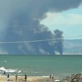 Incendio a Manfredonia, fumo visibile da Cerignola