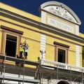 La facciata principale di Palazzo Carmelo torna ai suoi colori originali