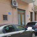Pass per disabili affissi davanti ad una casa a Cerignola