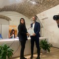 L'assessora Aurelia Tonti premia l’imprenditore agricolo Vito Merra di Cerignola