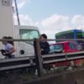 Tragedia sfiorata a San Donato Milanese, conducente di pullman tenta una strage ai danni di una scolaresca. Si sono salvati tutti.  –VIDEO FUGA DAL PULLMAN-