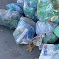 Mancato avviso dello sciopero dei rifiuti, i cittadini: “Le buste di plastica volano al vento”