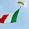 Paracadutista scende dal cielo a Cerignola per la Giornata della Legalità