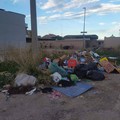 Via Pineto a Cerignola invasa dai rifiuti: la segnalazione di una residente