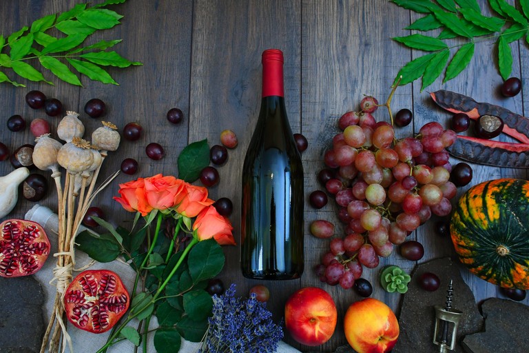 Bottiglie di vino su tavola imbandita. <span>Foto Adonyi Gábor da Pexels</span>