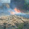 Incendio in via Padula, una vasta area avvolta dalle fiamme