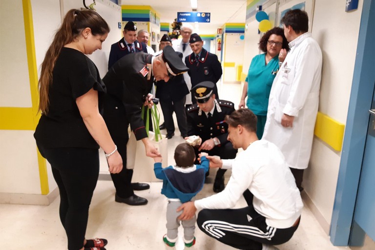 Carabinieri in visita al reparto di pediatria