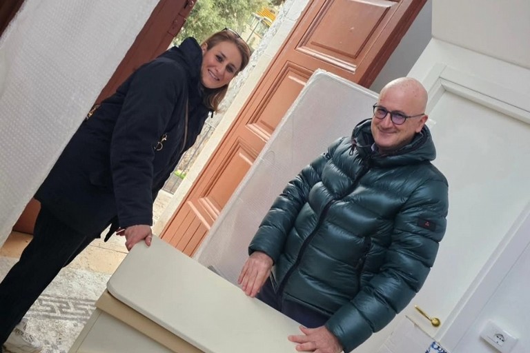 La famiglia Lanotte dona un fasciatoio alla Biblioteca di Cerignola