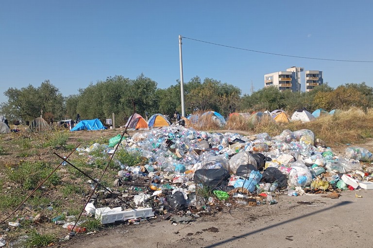 Discarica a cielo aperto in via Candela