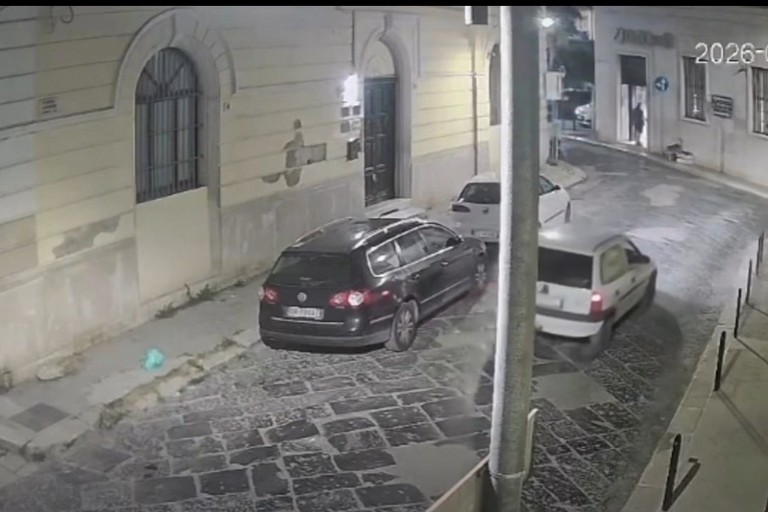 Filmato delle telecamere di sorveglianza sull'abbandono dei rifiuti