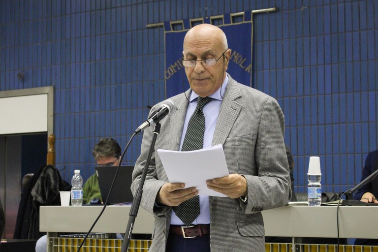 Francesco Bonito durante il consiglio comunale di Cerignola
