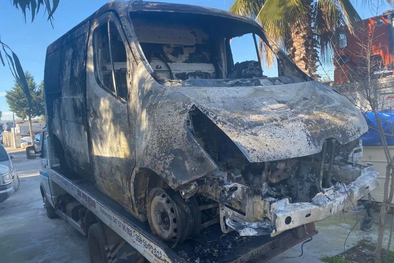 Furgoni rubati ed incendiati