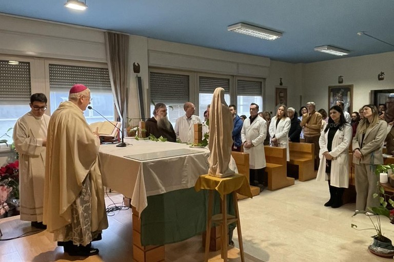 Giornata del Malato il vescovo Fabio in visita allOspedale di Cerignola G Tatarella