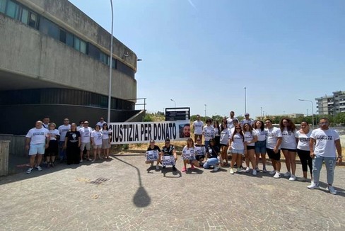 Manifestanti chiedono giustizia per Donato Monopoli